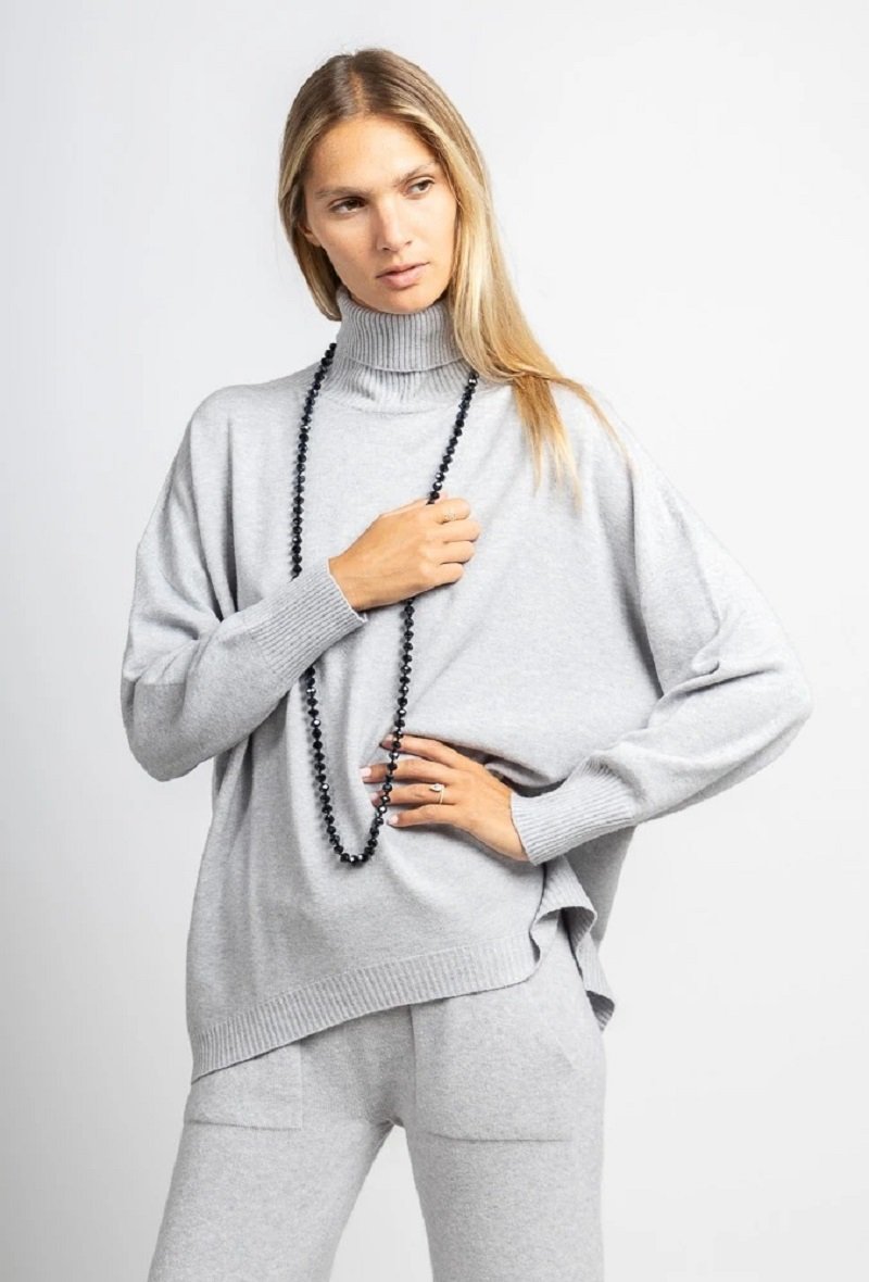 Trench-coat avec boutons latéraux.