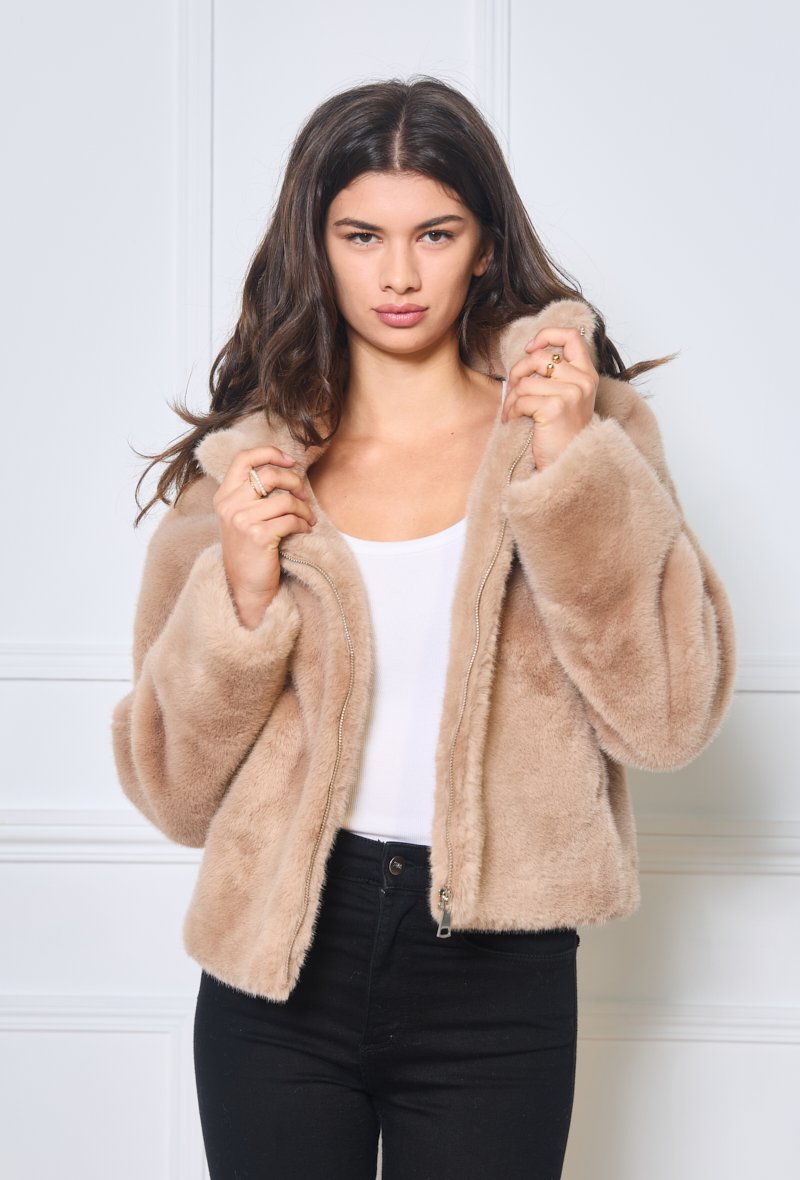 Manteau court en fourrure synthétique