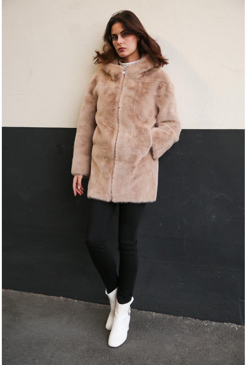 Manteau mi-long en fourrure avec capuche