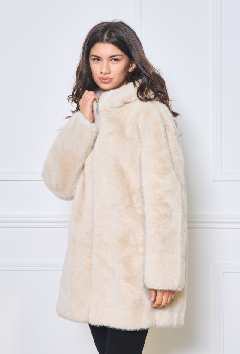Manteau mi-long en fourrure avec capuche