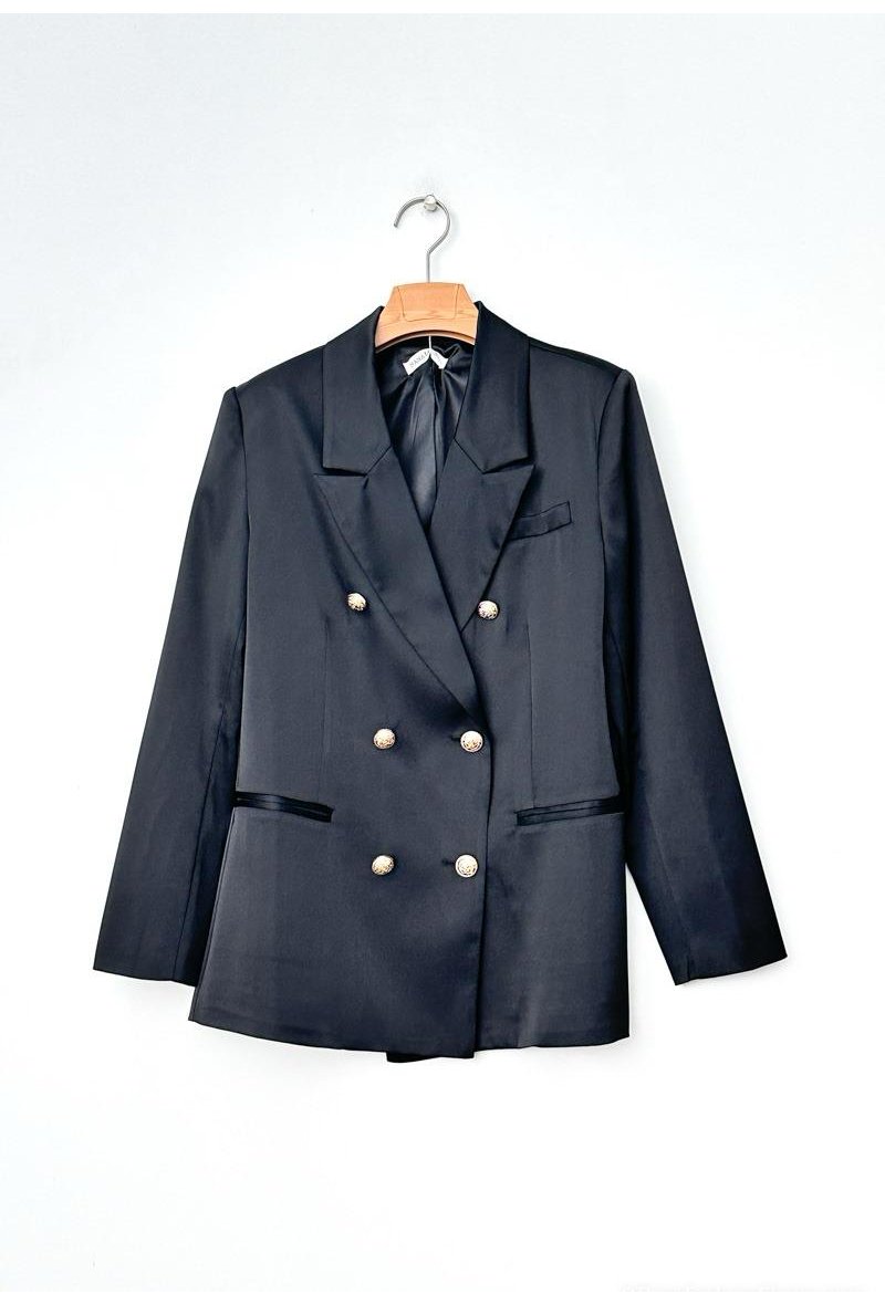 Tenue satinée avec boutons dorés