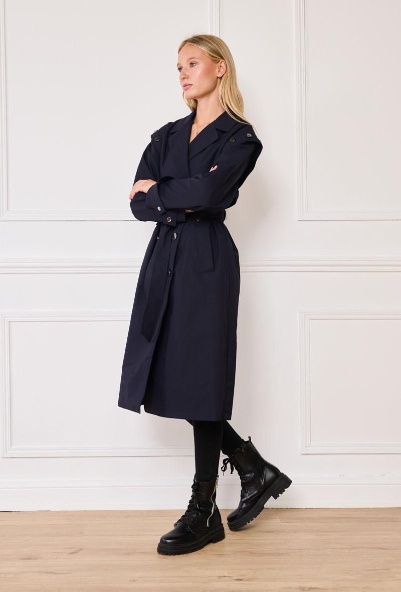 Trench-coat long aux épaules ponctuées de clous