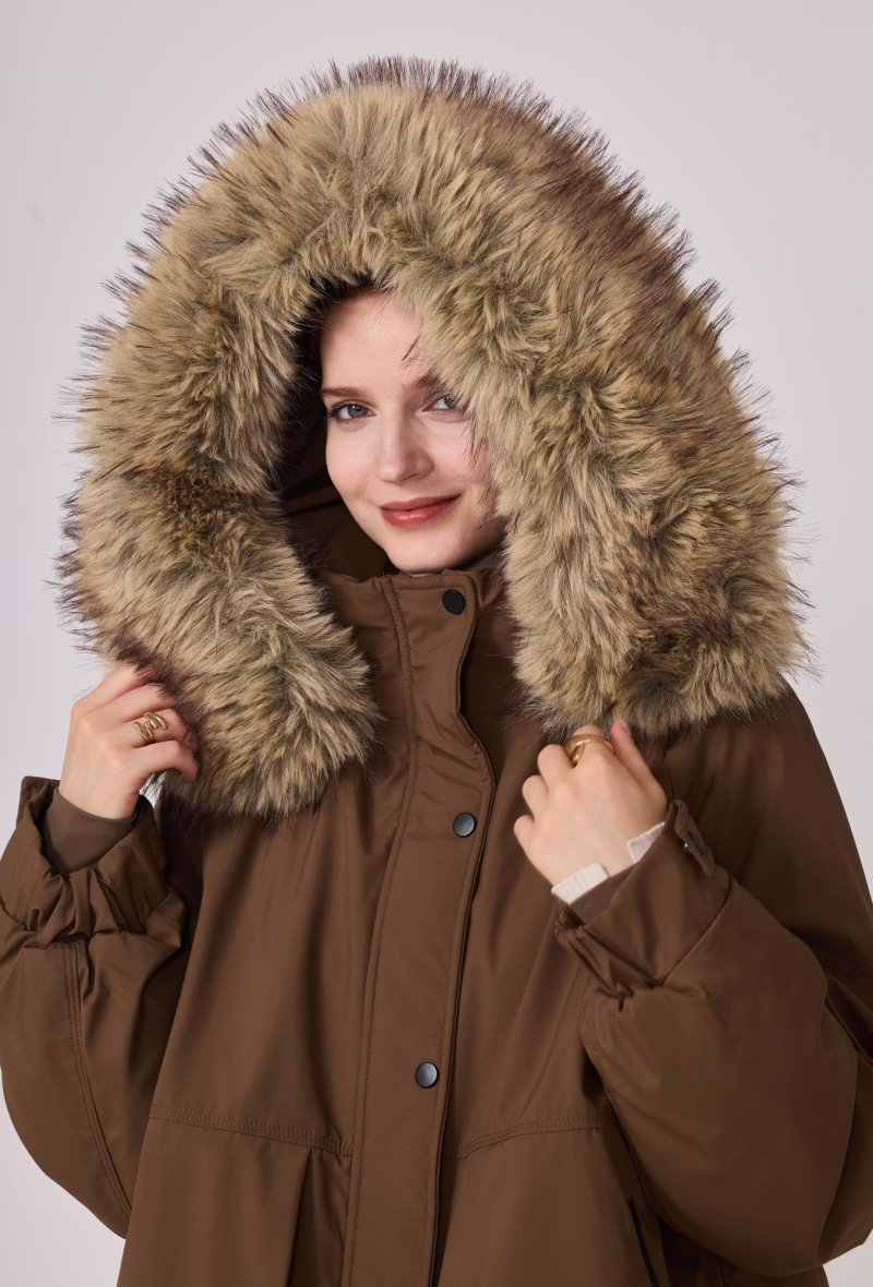 Parka court à capuche en fourrure synthétique