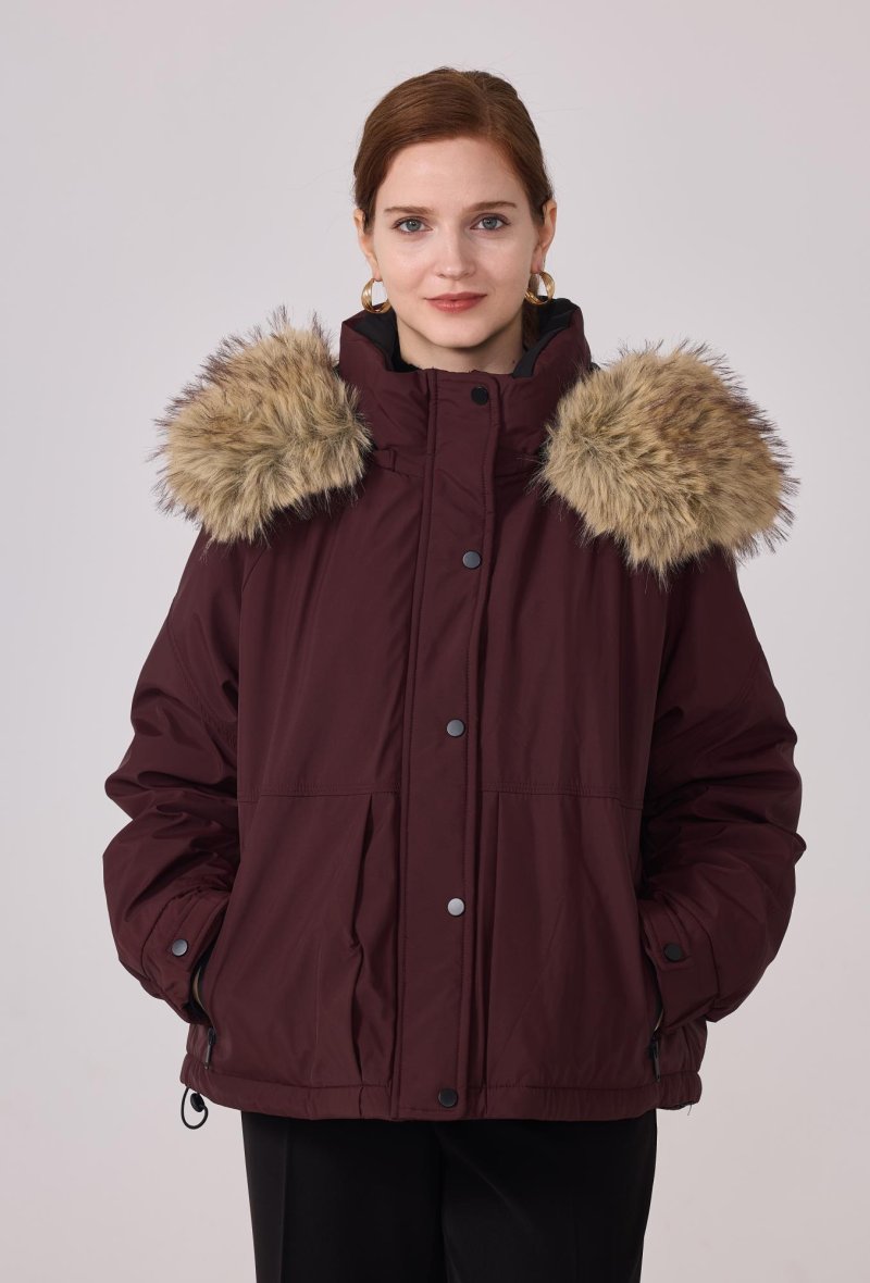 Parka court à capuche en fourrure synthétique